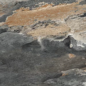 GRESIE CARVELA STONE - 60X120 cm, porțelanată, mată cu finisaj rustic punch, rectificată, în nuanțe de gri antracit, bej și accente ruginii, ideală pentru spații interioare și exterioare cu design modern-natural.