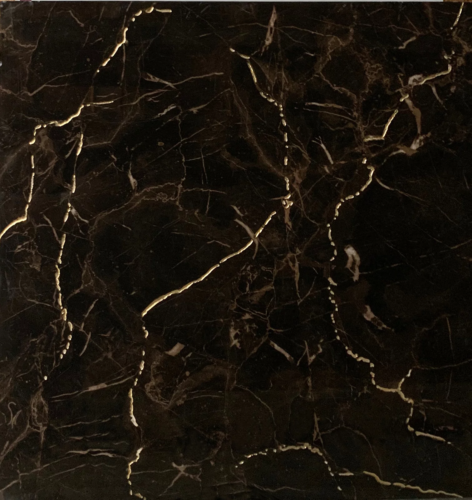 GRESIE T60213G - 60X60 cm, porțelanată, în nuanțe de negru intens cu vene aurii elegante, finisaj lucios și rectificat, ideală pentru interioare sofisticate.