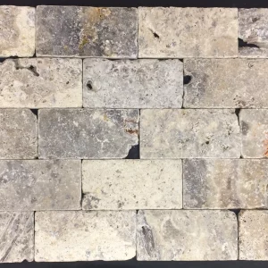 TRAVERTIN SILVER - 7.5X15X1 cm, cu finisaj antichizat tumbled, în tonuri elegante de gri și crem, deal pentru placări interioare și exterioare cu aspect rustic și sofisticat.