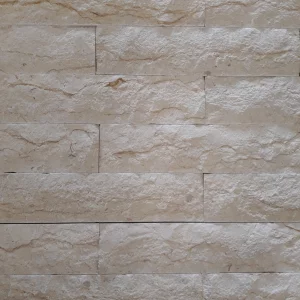 PIATRA SCAPITATA SILVIA MENIA - 7X30 cm, cu nuanțe calde de bej și crem, ideal pentru decorarea pereților interiori și exteriori.