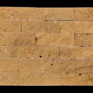 TRAVERTIN NOCHE - 5X15 cm, grosime variabilă 1.5-1.8 cm, în nuanțe calde de maro. Placaj decorativ ideal pentru pereți interiori și exteriori, cu un aspect rustic și textură naturală.