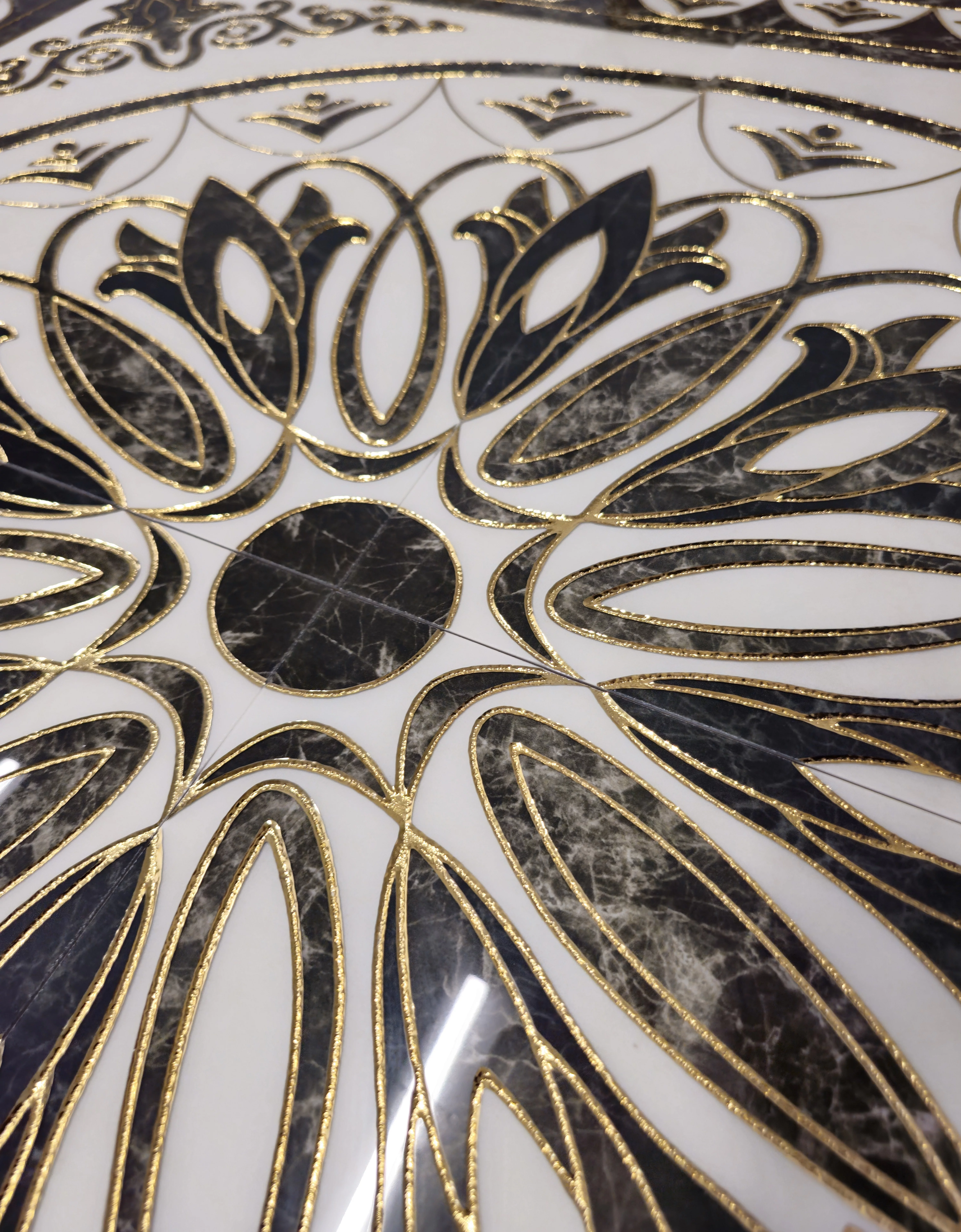 COVOR CERAMIC B11168 (4 PLACI) - 120X120 cm, model floral geometric în nuanțe elegante de negru și crem, format din 4 plăci portelanate glazurate, design rafinat pentru interioare moderne sau clasice.