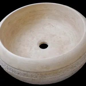 LAVOAR DIN TRAVERTIN CU LINII - 42x15 cm, rotund, clasic, finisaj mat, chituit și șlefuit, exteriorul gravat cu linii orizontale fine, oferindu-i un aspect distinct de pus pe blat.