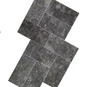 PAVAJ MARMURA CUMULUS TUMBLED - 15.25X30.5x2 cm, gri închis, finisaj antichizat tumbled, ideal pentru amenajări interioare si exterioare durabile și elegante.