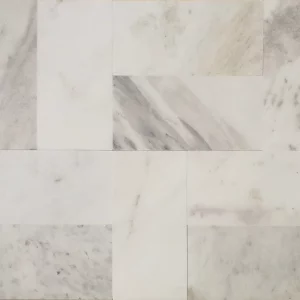 MARMURA MUGLA WHITE - 15.2X30.5X1 cm, suprafață lucioasă polisata albă cu vene gri discrete, ideală pentru finisaje interioare elegante și luminoase.