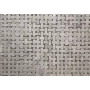 MOZAIC MARMURA MUGLA WHITE BASKETWEAVE - 30.7x30.7 cm, grosime 1 cm, alb cu venaturi discrete gri-bej, variații naturale subtile, finisaj lucios, ideal pentru interioare clasice sau moderne.