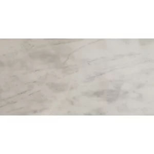 MARMURA MUGLA GOLDEN WHITE - 30.5X61X1 cm, placa subțire din marmură alba cu insertii gri polisata, lucioasa, cu margini teșite, ideal pentru interioare elegante și luminoase.