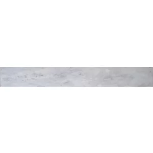 CONTRATREAPTA MARMURA CARRARA MISTY - 17X130X2 cm, alb cu vene gri fine, lucioasă, perfectă pentru scări interioare cu design elegant și luminos.