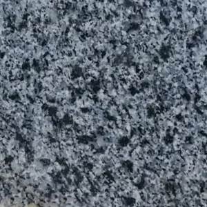 CONTRATREAPTA GRANIT NH GRI FIAMAT - 17X130X1.8 cm, cu finisaj antiderapant și aspect natural rugos în tonuri de gri, ideală pentru spații cu trafic intens.