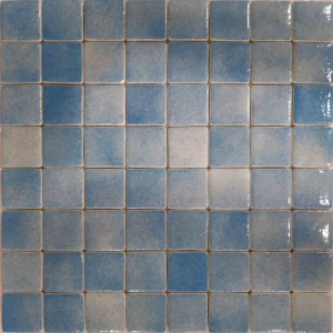 Mozaic din sticlă H101 - 32x32 cm, nuanță bleu deschis, finisaj lucios, ideal pentru piscine, băi sau placări decorative interioare/exterioare.