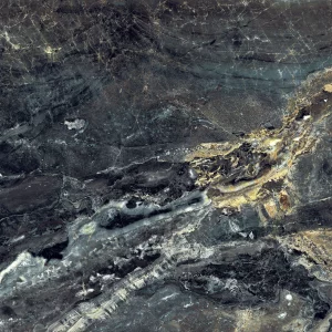 GRESIE BRECHE DUMAS - 80X160 cm, porțelanată, în nuanțe intense de negru, gri și auriu, cu aspect sofisticat de marmură, finisaj super lucios high glossy, potrivită pentru interior.