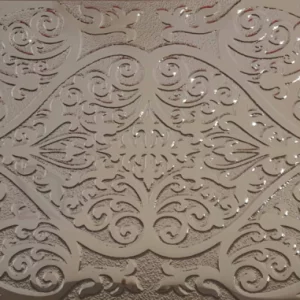 PLACA DECOR FAIANTA FC-36BG723 - 30X60 cm, porțelanată, glazurata, rectificata, lucioasă cu efect oglindă, model baroc embosat, în nuanță crem-bej deschis, ideală pentru interioare clasice și elegante.