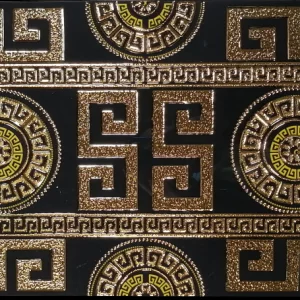 PLACA DECOR FAIANTA FC-36JMHG1903-1 BLACK - 30X60 cm, porțelanată, glazurata, rectificata, lucioasă cu fundal negru intens și inserții aurii cu motive geometrice grecești, ideală pentru interioare sofisticate.