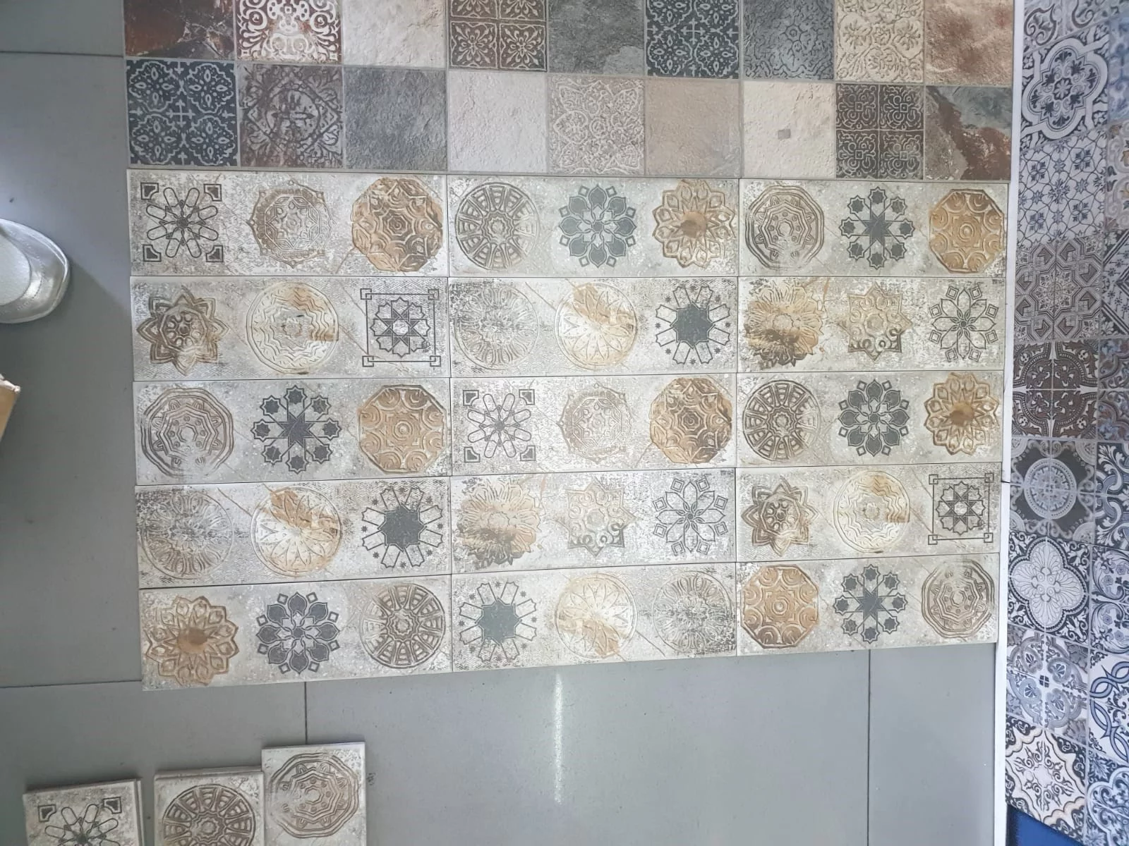 Faianta interior, 10X30 cm, CAVE GREY MT, aspect cu model, gri, mata, nerectificata