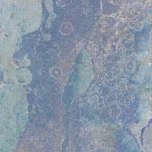 GRESIE NUVOLO AZURE DK FLOOR - 30X30 cm, ceramica glazurata, rectificata, suprafata mata, pentru interior, impresionează prin aspectul său artistic, cu un amestec de tonuri de albastru, turcoaz, verde și accente ruginii, ce amintesc de o piatră naturală picturală. Textura complexă și efectul vizual vibrant o transformă într-o alegere ideală pentru spații interioare expresive și moderne.