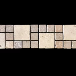 BORDER DIN TRAVERTIN PE PLASA - 7.5X30.5 cm, montat pe plasă, finisaj tumbled (antichizat), nechituit, nuanțe mixte de crem, bej, gri și maro deschis, perfectă pentru tranziții sau ancadramente elegante în băi, bucătării sau spații de accent.