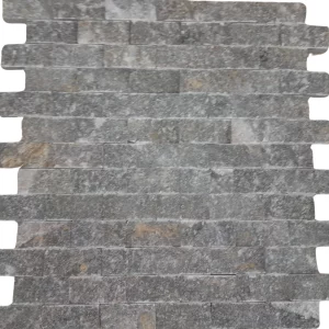 MOZAIC DIN TRAVERTIN DARK - 29X30.5cm, grosime variabila 1.5-1.8 cm, nuanțe naturale de maro și gri, finisaj split face, scapitat, perfect pentru decoruri verticale interioare și exterioare.