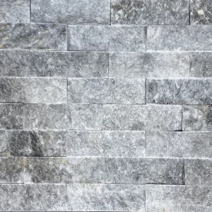 MARMURA ABSOLUTE GREY - 5X15 cm, grosime variabilă 1.2-1.8 cm, finisaj scapitat (split face), nuanțe reci de gri închis, argintiu, grafit și accente antracit, ideală pentru placări verticale cu aspect natural și elegant.