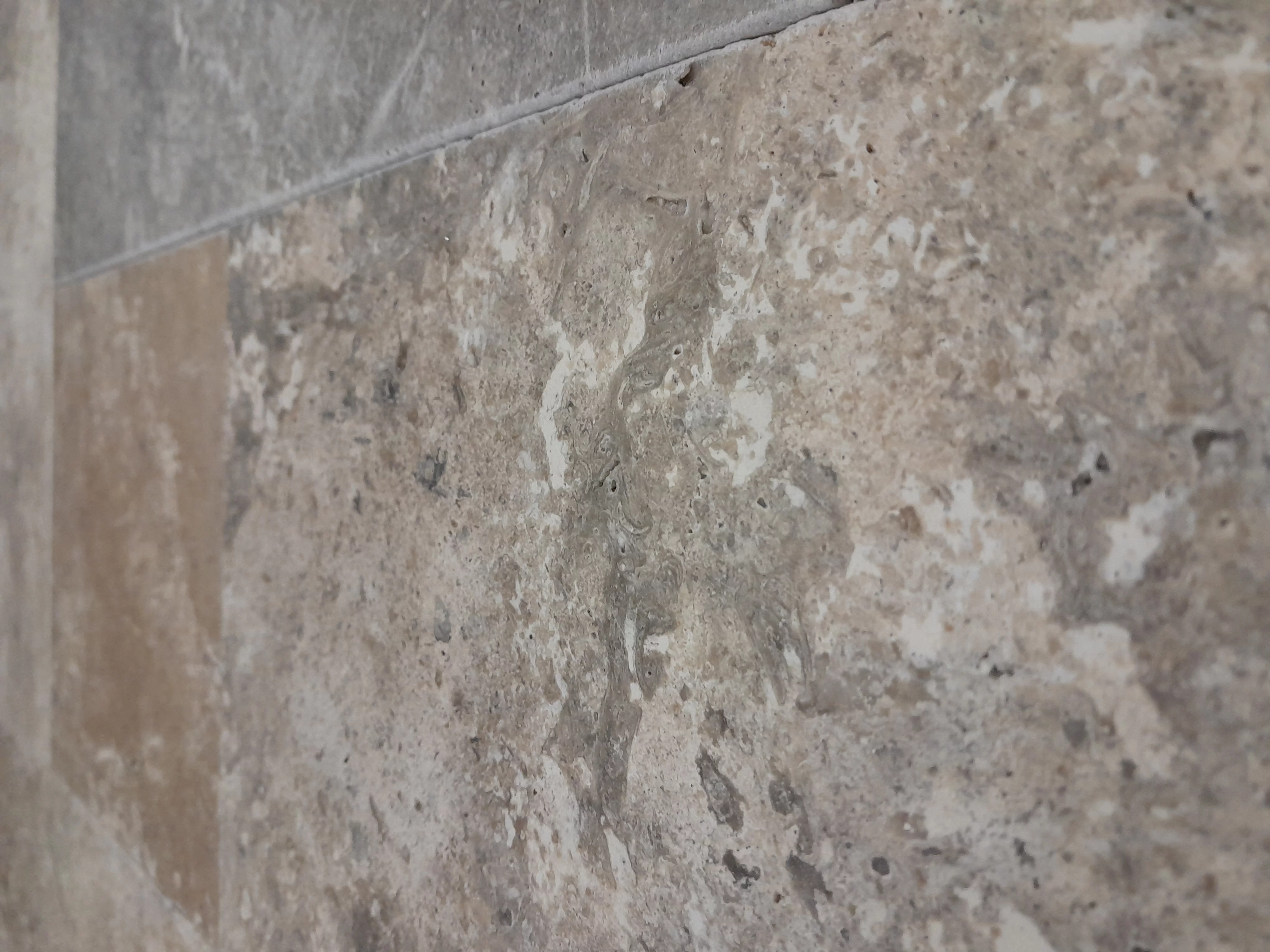 TRAVERTIN COLOR MIX FP -1.2 cm, French Pattern, set modular format din 6 plăci de dimensiuni diferite, grosime 1.2 cm, finisaj tumbled și nechituit, în tonuri mixte de gri, crem și bej, ideal pentru pardoseli naturale cu design variat și rustic-elegant.