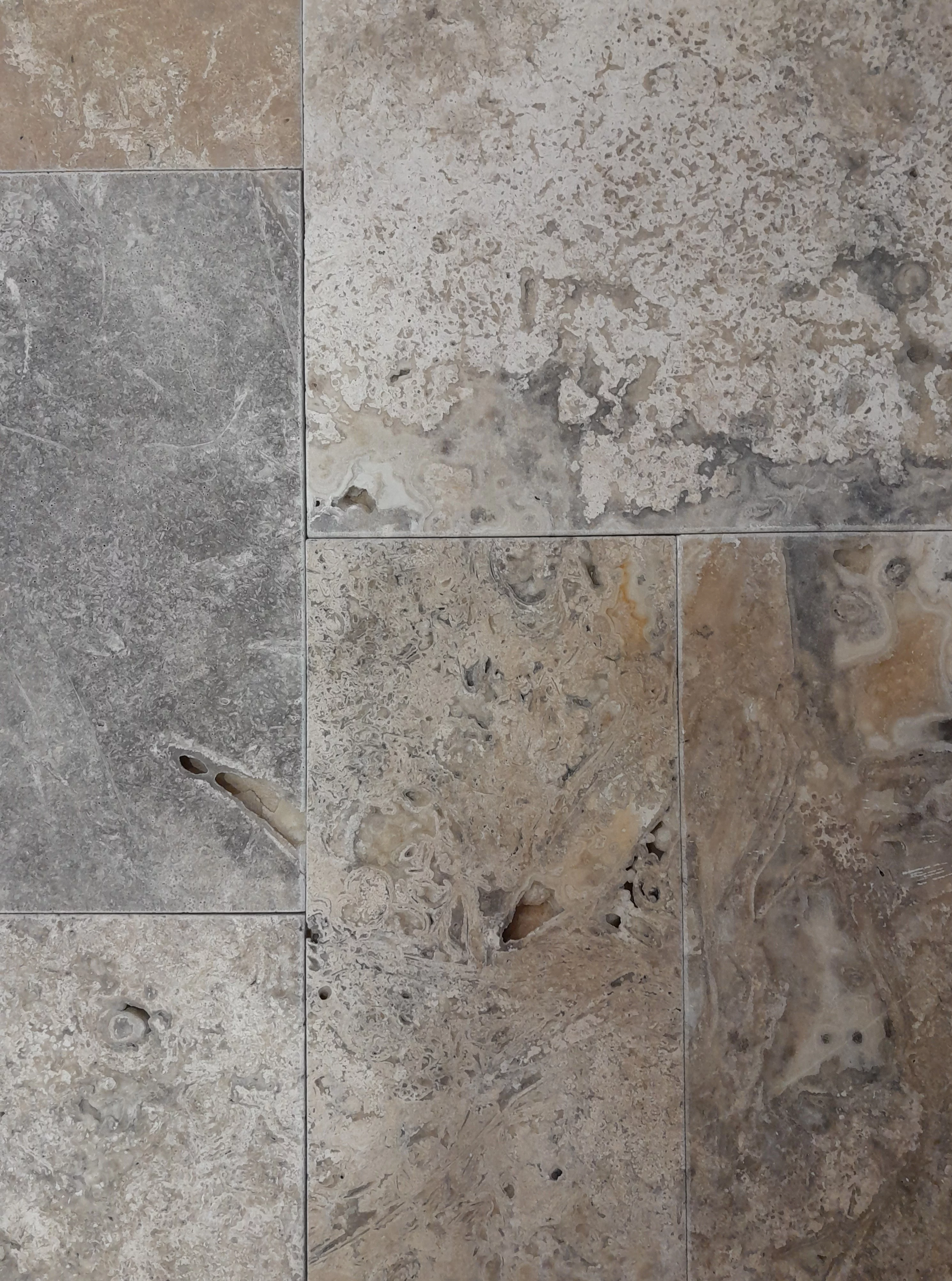 TRAVERTIN COLOR MIX FP -1.2 cm, French Pattern, set modular format din 6 plăci de dimensiuni diferite, grosime 1.2 cm, finisaj tumbled și nechituit, în tonuri mixte de gri, crem și bej, ideal pentru pardoseli naturale cu design variat și rustic-elegant.