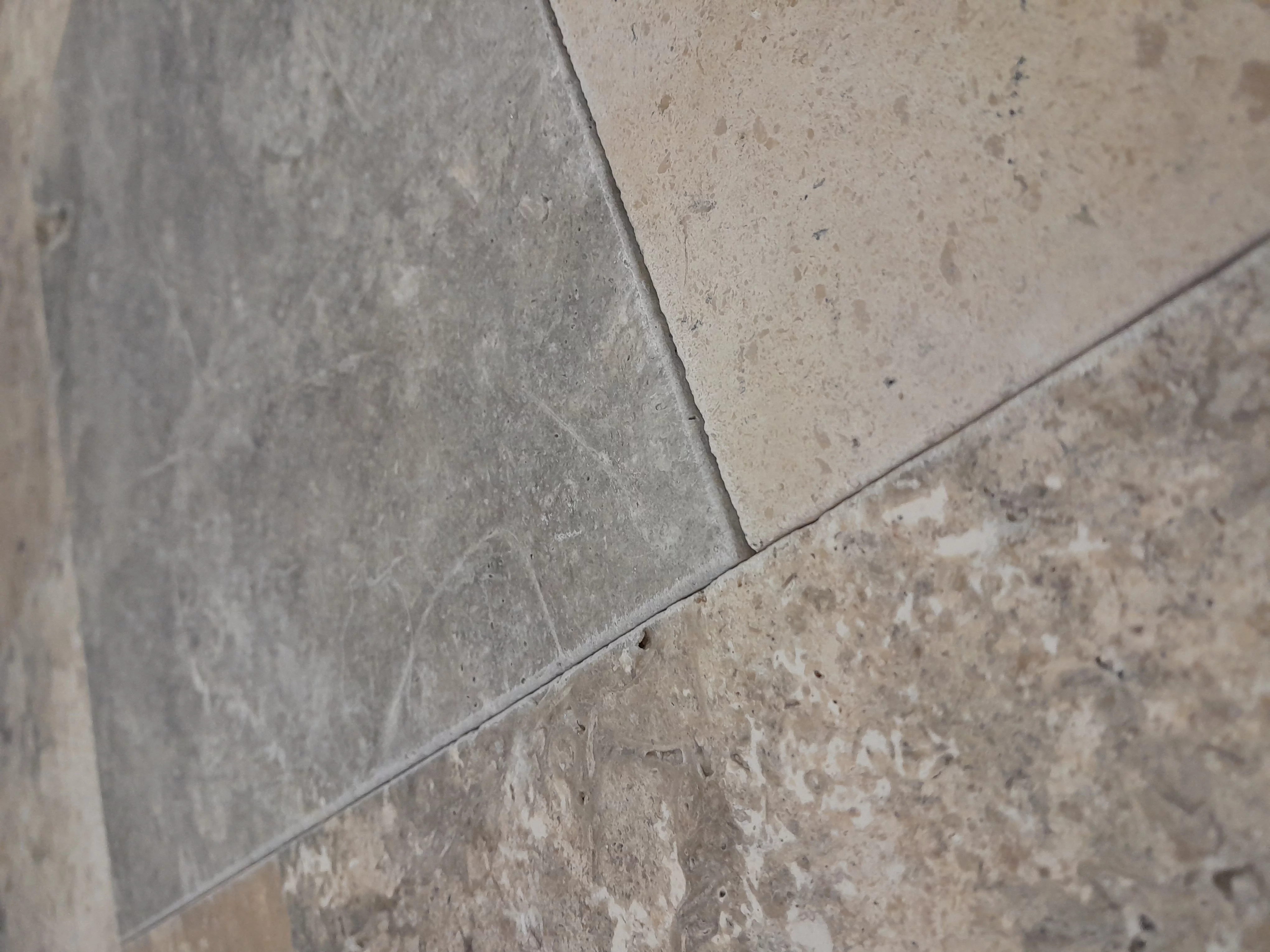 TRAVERTIN COLOR MIX FP -1.2 cm, French Pattern, set modular format din 6 plăci de dimensiuni diferite, grosime 1.2 cm, finisaj tumbled și nechituit, în tonuri mixte de gri, crem și bej, ideal pentru pardoseli naturale cu design variat și rustic-elegant.