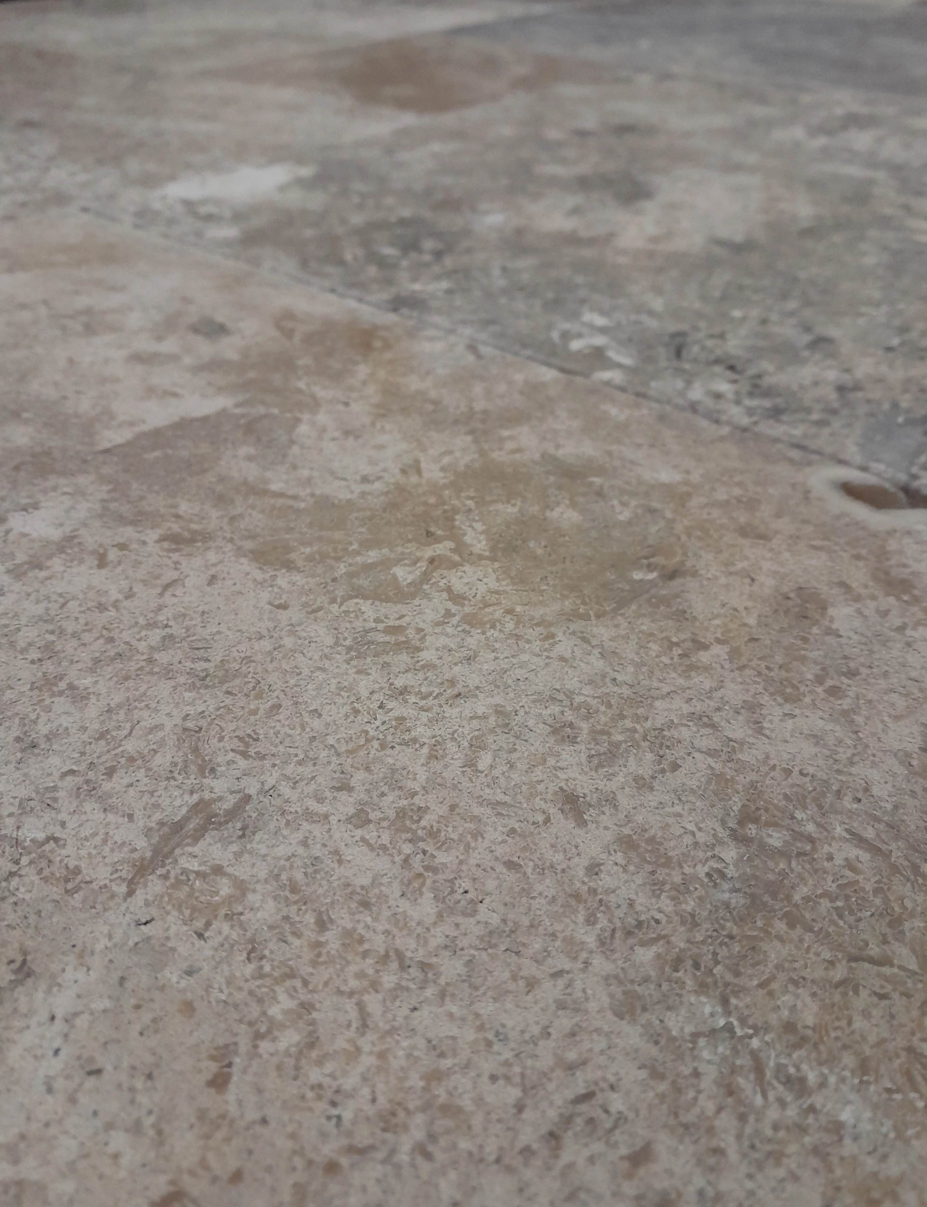 TRAVERTIN COLOR MIX FP -1.2 cm, French Pattern, set modular format din 6 plăci de dimensiuni diferite, grosime 1.2 cm, finisaj tumbled și nechituit, în tonuri mixte de gri, crem și bej, ideal pentru pardoseli naturale cu design variat și rustic-elegant.