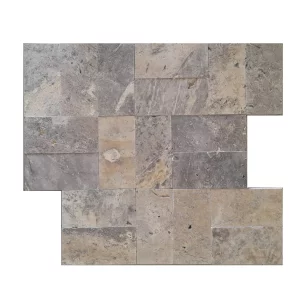 PAVAJ TRAVERTIN SILVER - 15.25X30.5X3 cm, cu finisaj tumbled și suprafață nechituită, în nuanțe elegante de gri, crem și bej, ideal pentru amenajări exterioare cu un aspect natural și sofisticat.