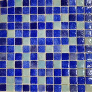 MOZAIC DIN STICLA BLUE MIX - 31.5X31.5 cm, în nuanțe intense de albastru, finisaj lucios, ideal pentru piscine, băi sau spații decorative interioare și exterioare.