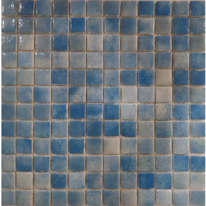 MOZAIC DIN STICLA H101 (chip 2.5x2.5) - 31.5X31.5 cm, în tonuri de albastru pastel, cu finisaj lucios, ideal pentru piscine, băi și decoruri interioare sau exterioare.