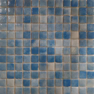 MOZAIC DIN STICLA H101 (chip 2.5x2.5) - 31.5X31.5 cm, în tonuri de albastru pastel, cu finisaj lucios, ideal pentru piscine, băi și decoruri interioare sau exterioare.
