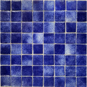 MOZAIC DIN STICLA H103 (chip 4x4) - 32X32 cm, nuanță albastru intens, finisaj lucios, ideal pentru placări interioare și exterioare, inclusiv piscine și băi.