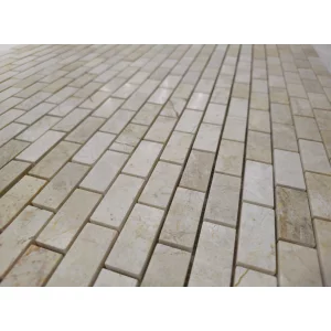 MOZAIC DIN MARMURA BRICK - 30.5X30.5 cm, cu finisaj lucios, design clasic tip cărămidă în nuanțe calde de crem și bej, montat pe plasă.