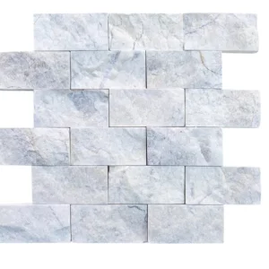 MOZAIC DOLOMITIS SPLIT FACE - 29X30.5 cm, grosime variabila 1.5-1.8 cm, în nuanțe deschise gri-albăstrui, finisaj scapitat, split face, perfect pentru accente naturale și elegante.