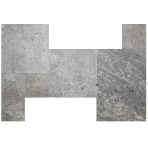 TRAVERTIN SILVER TUMBLED FP SET - 1.2 cm, set French Pattern grosime 1.2 cm, format din placi de diferite dimensiuni, finisaj antichizat Tumbled, in nuante de gri inchis si deschis cu diverse variatii naturale, potrivit pentru pardoseli sau pereți, interior și exterior.
