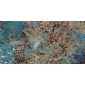 GRESIE REAL CASTOR - 80X160 cm, porțelanată, atrage prin finisajul său super lucios High Glossy și designul spectaculos, cu tonuri vibrante de albastru, turcoaz și accente ruginii, pentru interioare pline de personalitate.