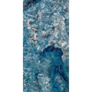 GRESIE GEMS BLUE - 80X160 cm, portelanată, glazurată și rectificată, cu finisaj super lucios High Glossy și design spectaculos în nuanțe de albastru cristal. Inspirată din pietrele semiprețioase, aduce rafinament și profunzime vizuală în orice spațiu interior modern.