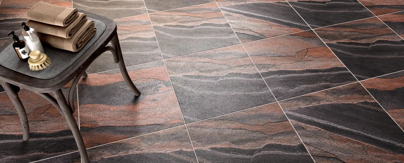 GRESIE SLATE ANTHRACITE MAT - 60X60 cm, porțelanată rectificată, finisaj mat, în nuanțe intense de antracit cu accente ruginii, aspect natural de ardezie, ideală pentru spații interioare și exterioare moderne.