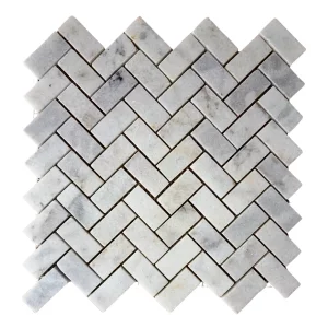 MOZAIC HERRINGBONE DIN MARMURA - 29.5X29.5 cm, pe plasă, cu finisaj lucios, în nuanțe de alb, gri și accente subtile de galben. Dimensiune chip 2.5x5 cm, grosime 1 cm.
