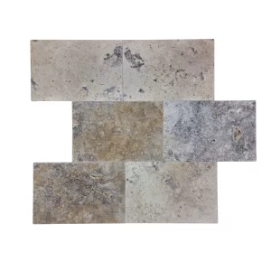 TRAVERTIN SILVER MIX CHISELED - 40.6X61X1.2 cm, în nuanțe naturale de gri, bej și crem, cu margini cioplite și suprafață antichizată. Ideal pentru amenajări rustice și clasice, interior sau exterior.