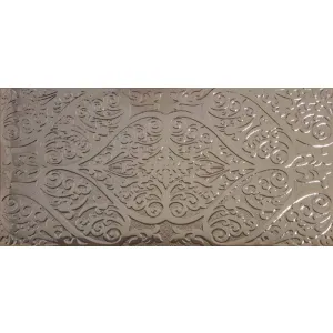 PLACA DECOR FAIANTA FC-36BG723 - 30X60 cm, porțelanată, glazurata, rectificata, lucioasă cu efect oglindă, model baroc embosat, în nuanță crem-bej deschis, ideală pentru interioare clasice și elegante.