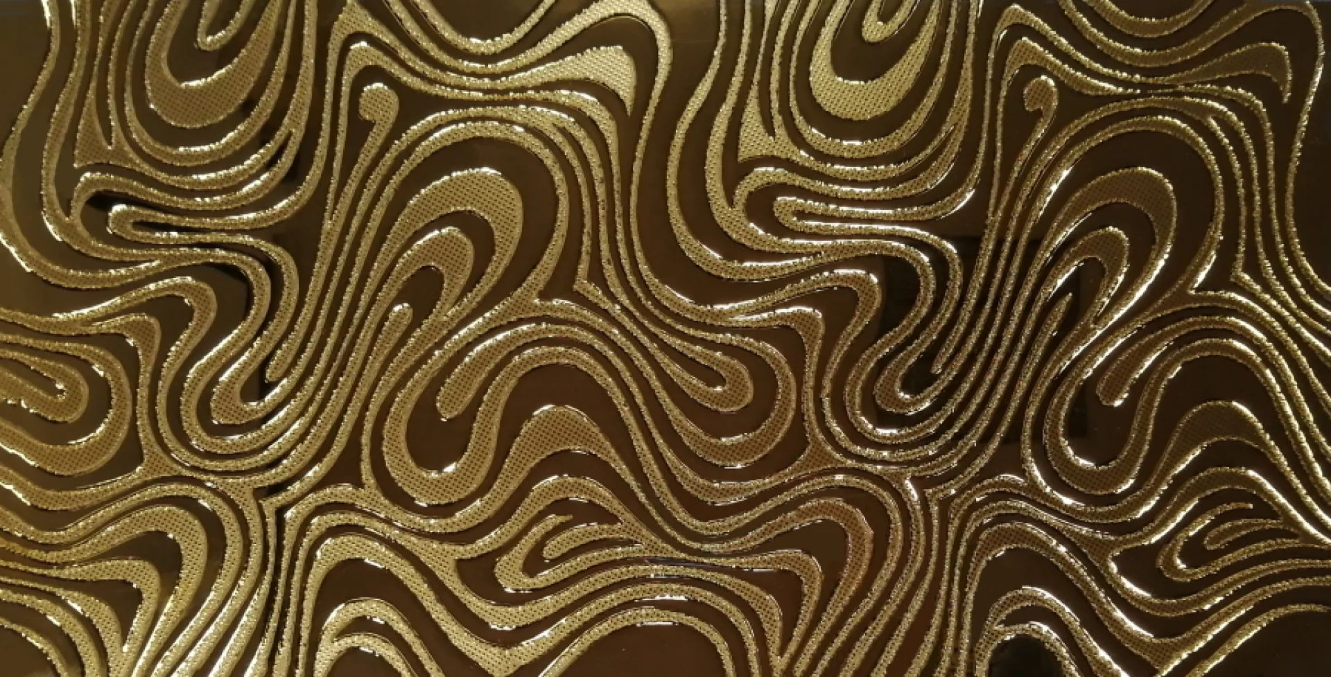 PLACA DECOR FAIANTA FC-36JMHG1943 - 30X60 cm, portelanata, glazurata, rectificata, lucioasă tip oglindă, cu model ondulat auriu în relief, elegantă și sofisticată, ideală pentru interioare luxoase.