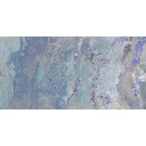 FAIANTA S NUVOLO AZURE DK - 30X60 cm, ceramica glazurata, rectificata, finisaj sugar texturat, pentru interior, se remarcă printr-un design artistic și expresiv, în nuanțe vibrante de albastru, verde și accente de bej-auriu. Modelul abstract, cu aspect de piatră picturală, creează un efect vizual de adâncime și rafinament, adăugând personalitate oricărui spațiu.