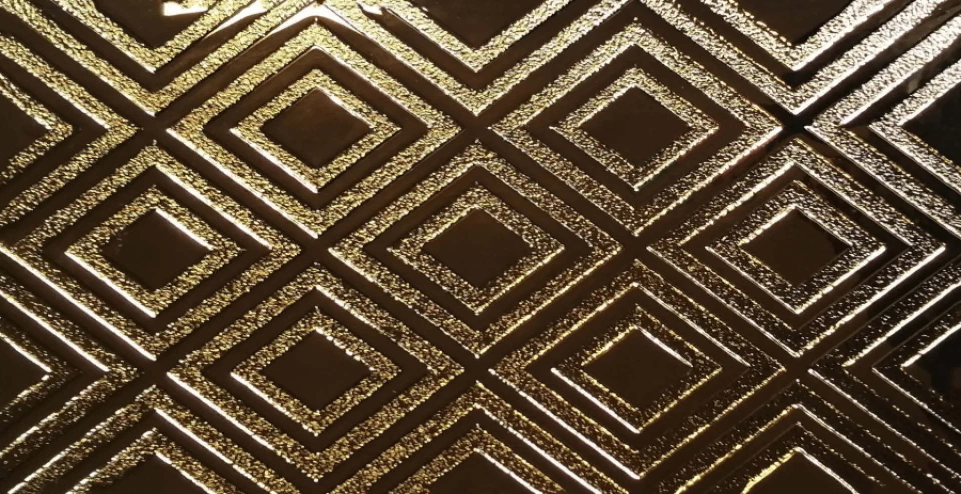 PLACA DECOR FAIANTA FC-36JMHG1760 - 30X60 cm, portelanata, glazurata, rectificata, cu finisaj lucios tip oglindă și design geometric auriu în relief, o alegere elegantă pentru spații sofisticate.