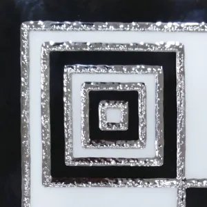 COLT COVOR CERAMIC FC-10692-P - 11.5X11.5  cm, design geometric în tonuri de negru și argintiu. Potrivit pentru completarea covoarelor ceramice din aceeași colecție.