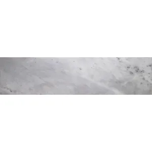 TREAPTA MARMURA CARRARA MISTY - 32X130X2 cm, alb cu vene gri, finisaj lucios, ideală pentru scări interioare elegante cu design clasic sau modern.
