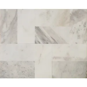 MARMURA MUGLA WHITE - 15.2X30.5X1 cm, suprafață lucioasă polisata albă cu vene gri discrete, ideală pentru finisaje interioare elegante și luminoase.