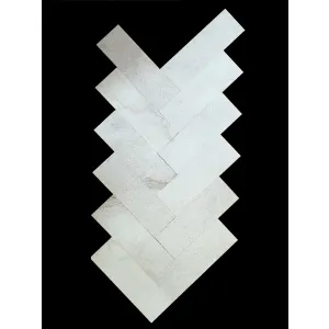 MARMURA MUGLA WHITE SANDBLASTED - 10.2X30.5X1 cm, are o nuanță alb-gri deschis, cu o textură naturală și o suprafață abrazivă, obținută prin tehnica de sablare. Formatul o face ideală pentru montaj tip „fishbone” sau clasic. Perfectă pentru amenajări moderne și minimaliste, atât la interior, cât și la exterior.