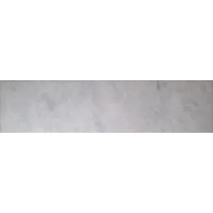 TREAPTA MARMURA MUGLA GOLDEN WHITE - 32X130X2 cm, alb imaculat cu nervuri discrete, finisaj lucios, ideală pentru scări interioare elegante și luminoase.