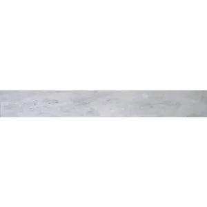 CONTRATREAPTA MARMURA CARRARA MISTY - 17X130X2 cm, alb cu vene gri fine, lucioasă, perfectă pentru scări interioare cu design elegant și luminos.