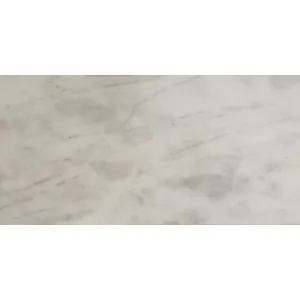 MARMURA MUGLA GOLDEN WHITE - 30.5X61X1 cm, placa subțire din marmură alba cu insertii gri polisata, lucioasa, cu margini teșite, ideal pentru interioare elegante și luminoase.